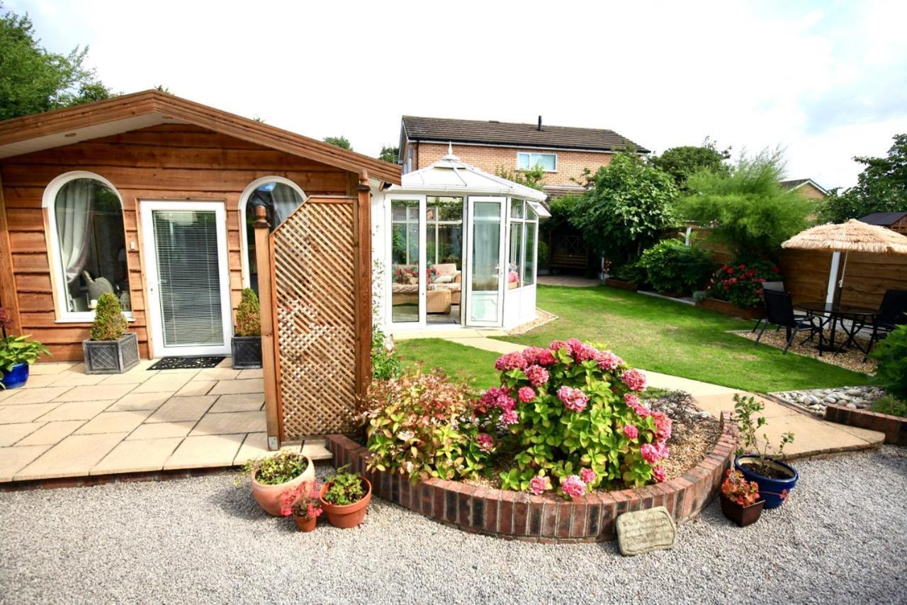 Formby Pinewood Studio Bed & Breakfast Ngoại thất bức ảnh