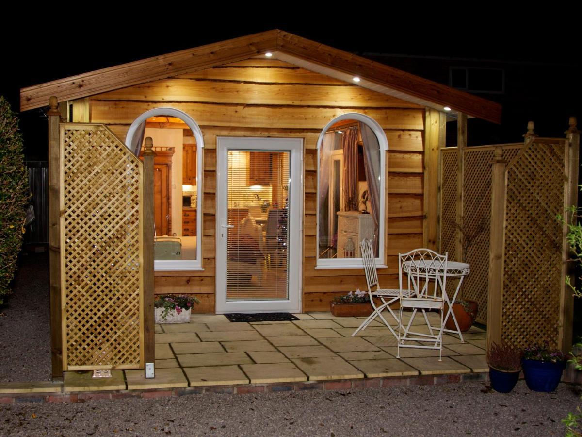Formby Pinewood Studio Bed & Breakfast Ngoại thất bức ảnh