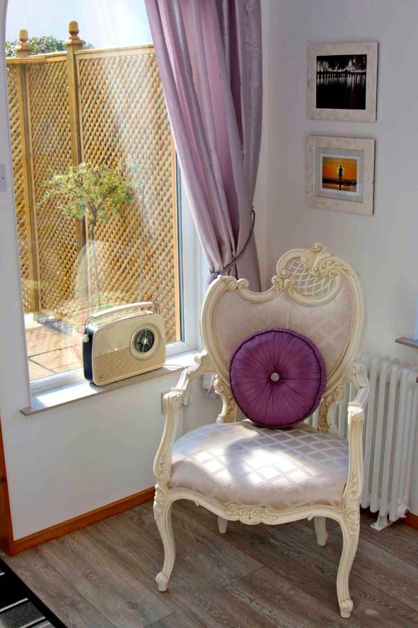 Formby Pinewood Studio Bed & Breakfast Ngoại thất bức ảnh
