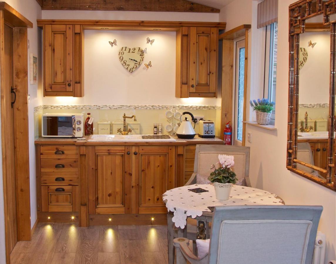 Formby Pinewood Studio Bed & Breakfast Ngoại thất bức ảnh