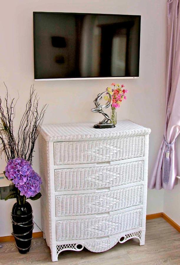 Formby Pinewood Studio Bed & Breakfast Ngoại thất bức ảnh