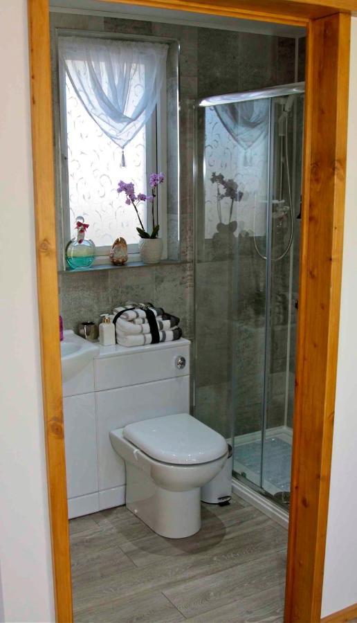 Formby Pinewood Studio Bed & Breakfast Ngoại thất bức ảnh