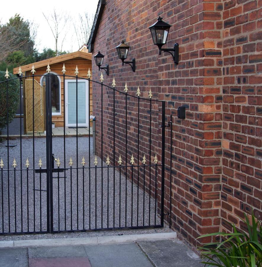 Formby Pinewood Studio Bed & Breakfast Ngoại thất bức ảnh